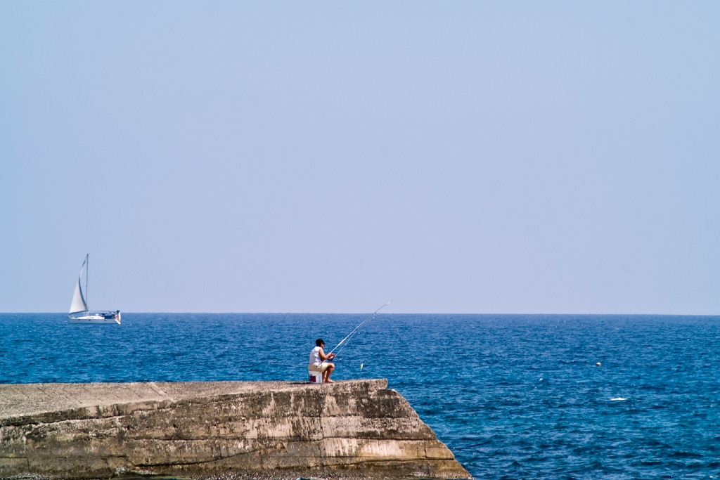 061009_2244.jpg - El pescador en Arrieta