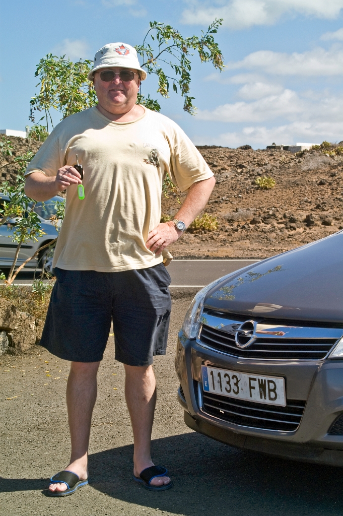 071009_2690.jpg - Eugenio con su coche en Los Hervideros