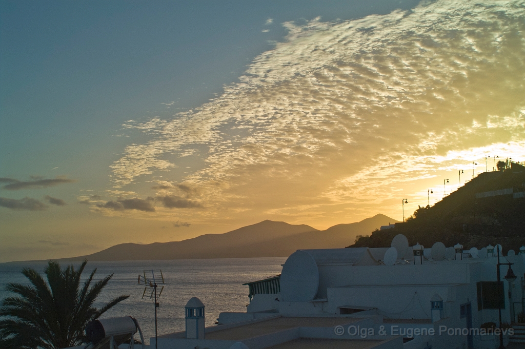 OLGA_20100926_0757.jpg - Puerto del Carmen. La vista a  tardecer.