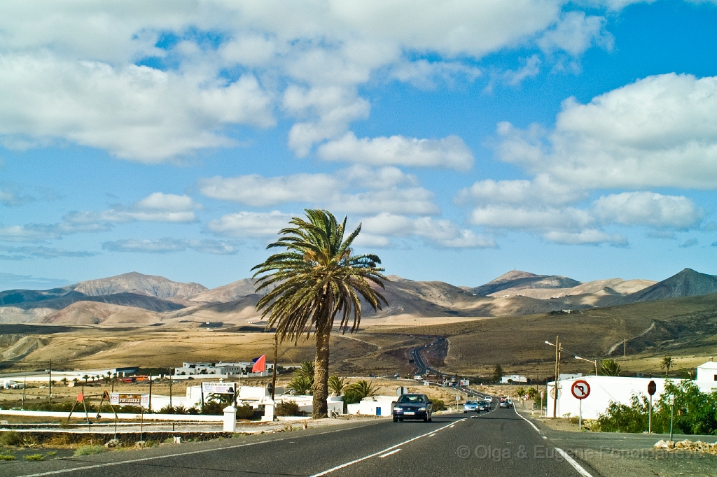 OLGA_20100928_0458.jpg - La carretera a Macher.
