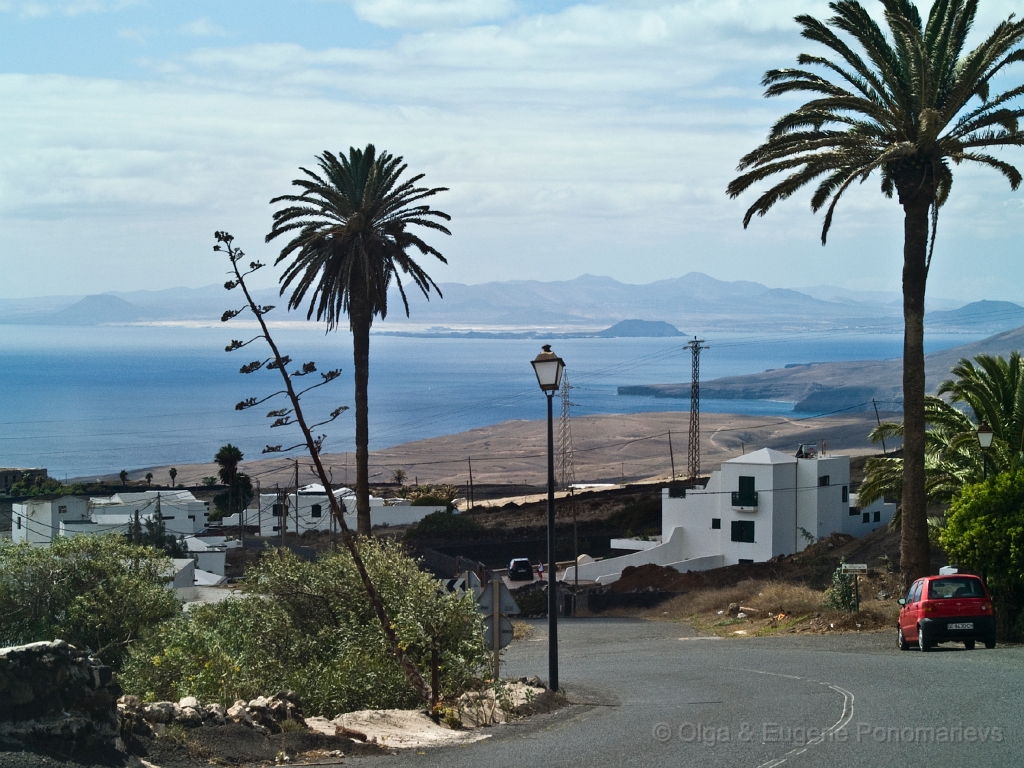 OLGA_20100928_0617.jpg - La vista a volcans.  Cerca de Valle de vino.