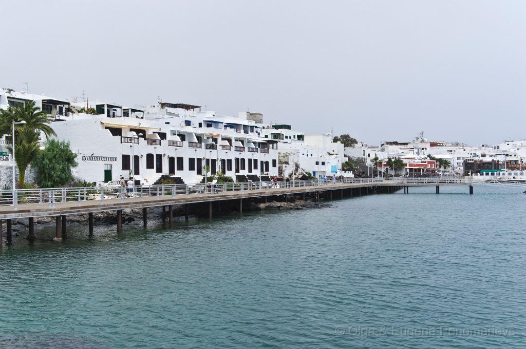 20110516_0902_SONY.jpg - Puerto del Carmen. El barrio alrededor del Puerto Viejo