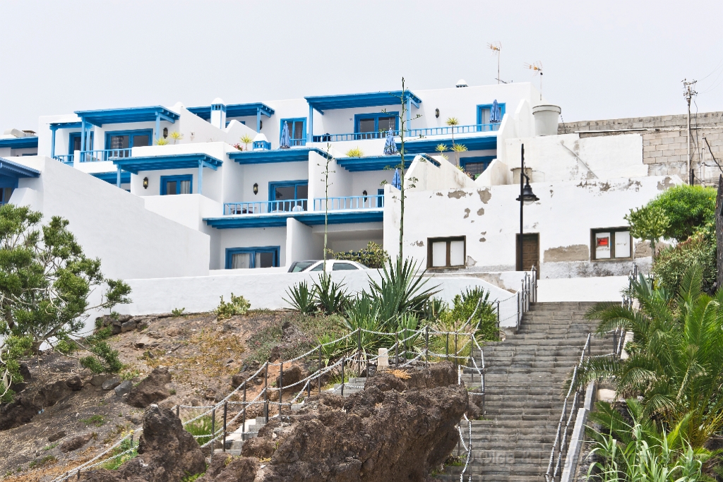 20110516_0903_SONY.jpg - Puerto del Carmen. El barrio alrededor del Puerto Viejo