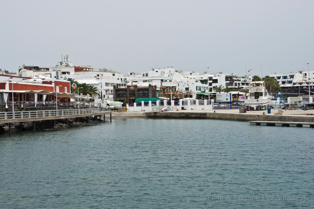 20110516_0924_SONY.jpg - Puerto del Carmen. El barrio alrededor del Puerto Viejo