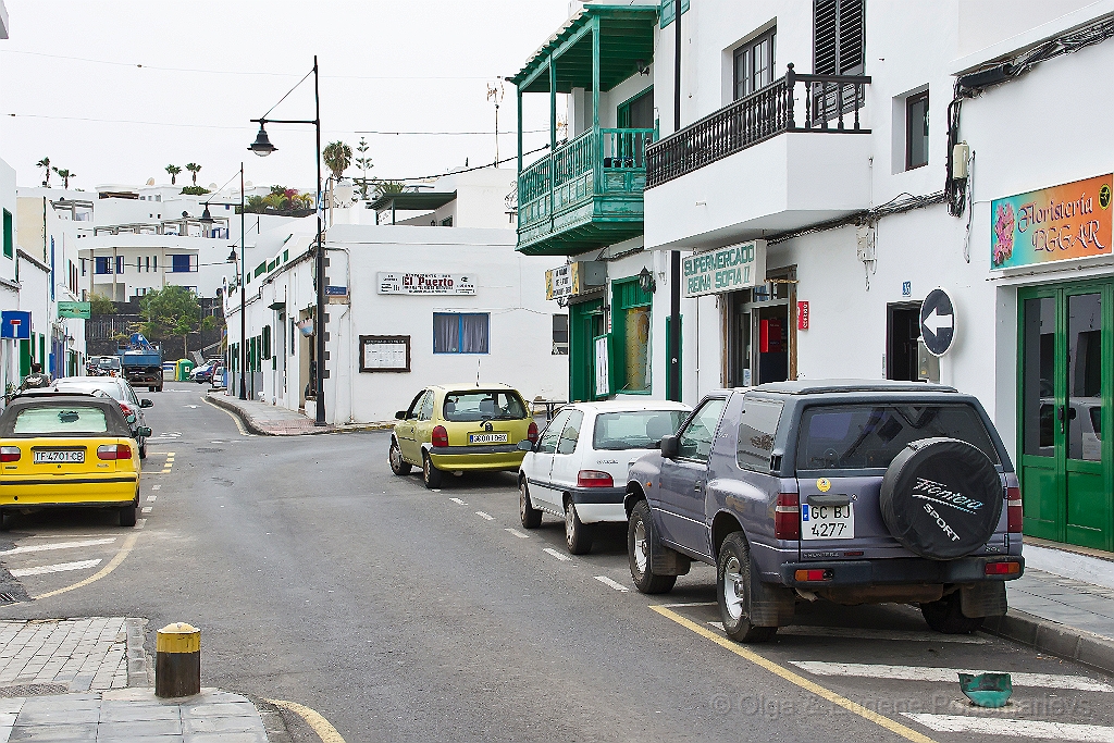 20110516_1012_SONY.jpg - Puerto del Carmen. El barrio alrededor del Puerto Viejo