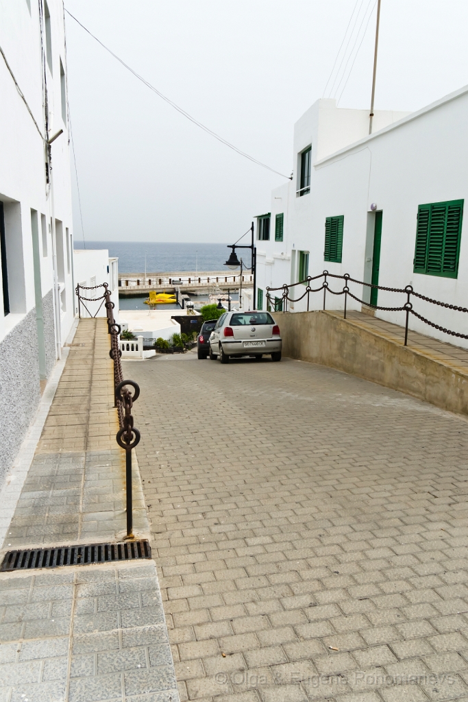 20110516_1013_SONY.jpg - Puerto del Carmen. El barrio alrededor del Puerto Viejo