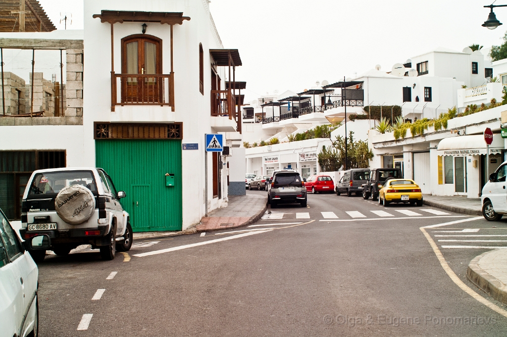 20110516_OLGA_1305.jpg - Puerto del Carmen. El barrio alrededor del Puerto Viejo