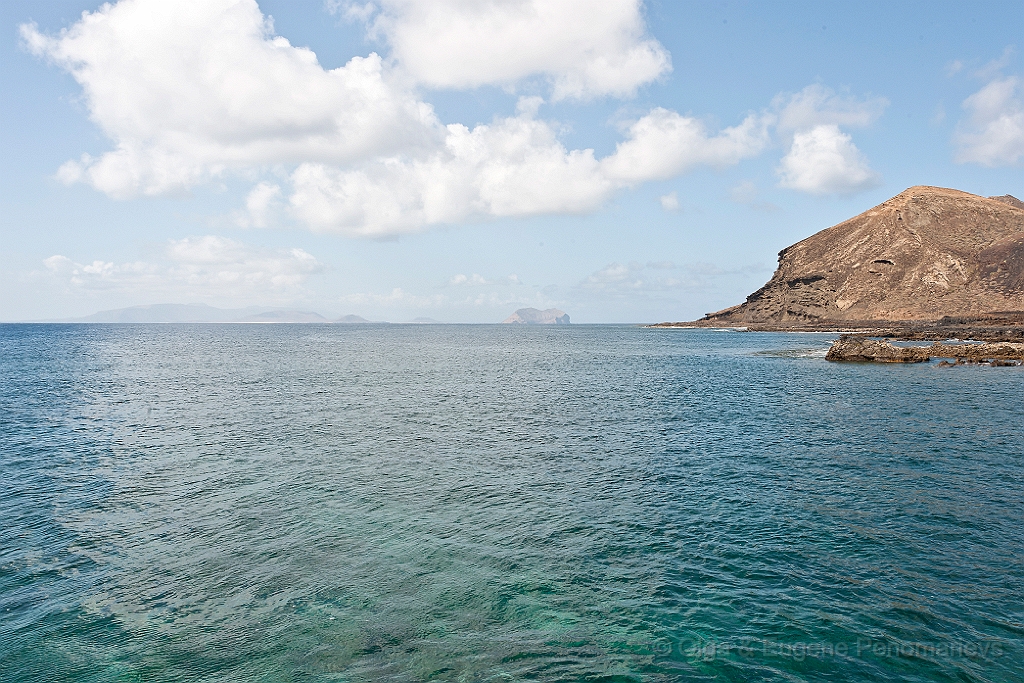20110518_EUGENE_0194.jpg - La Isla de Alegranza y La Isla de Montaña Clara