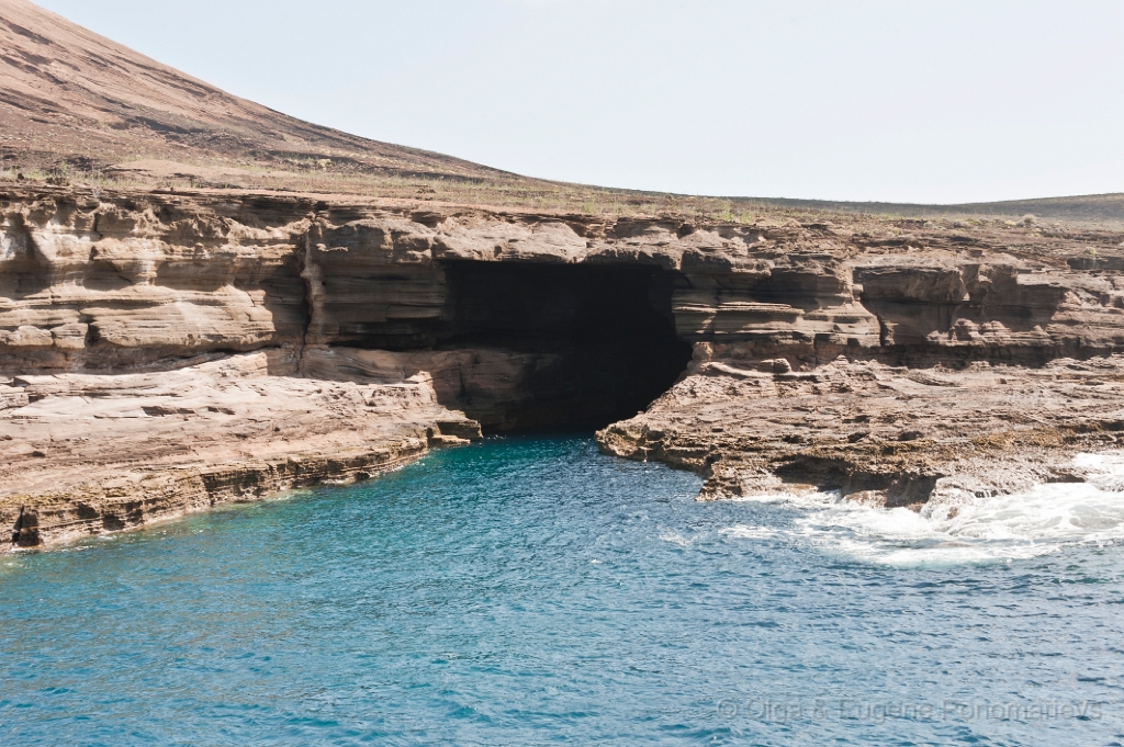20110518_EUGENE_0253.jpg - La cueva marítima en la Isla de Alegranza.