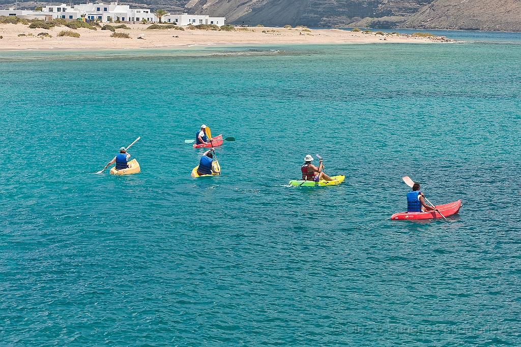 20110518_EUGENE_0481.jpg - La Graciosa, hacen el final de la ruta en kayaks.