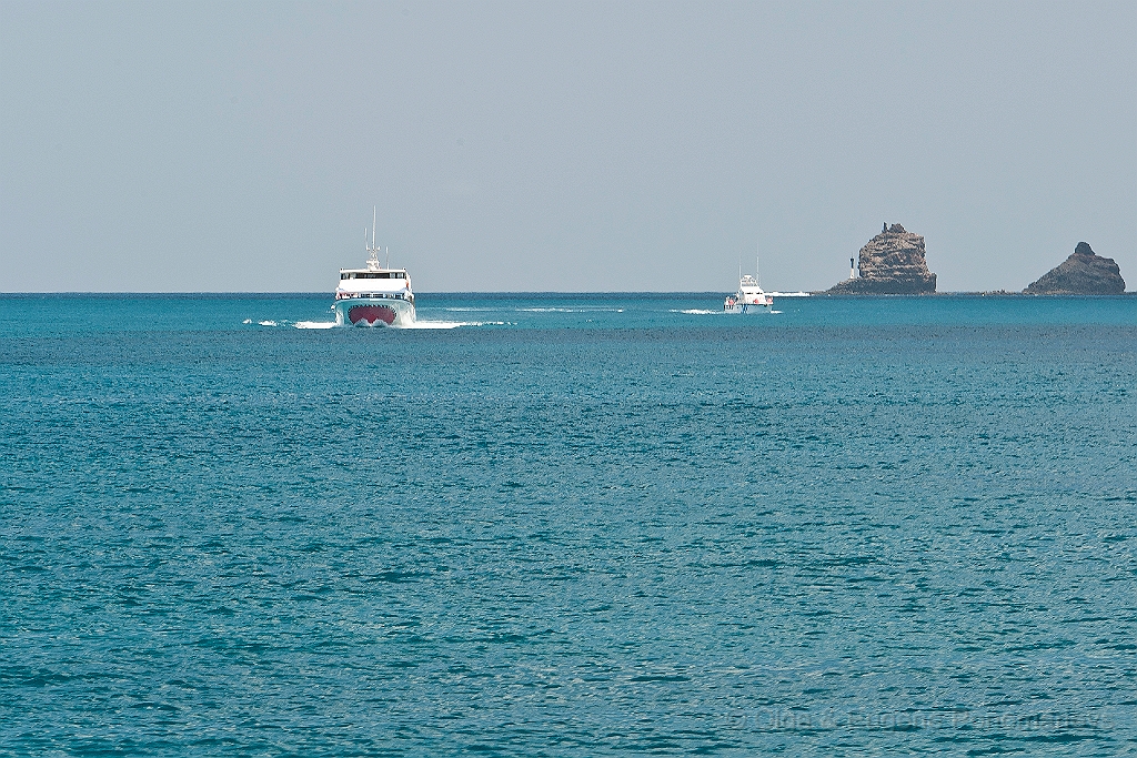 20110518_EUGENE_0502.jpg - La ruta marítima regular de Orzola a Caleta de Cebo.