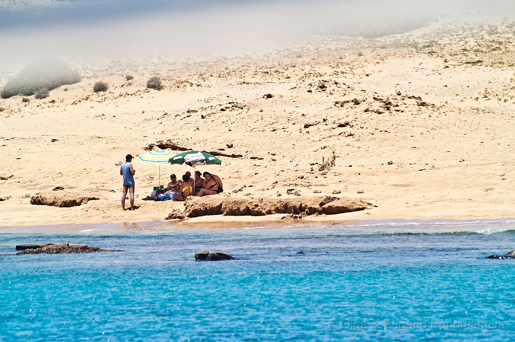 20110518_OLGA_1031.jpg - La Graciosa, hacen el final de la ruta en kayaks