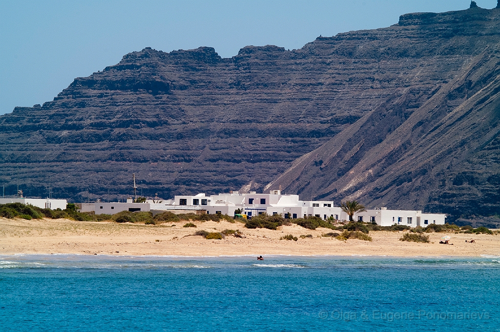 20110518_OLGA_1033.jpg - La Graciosa, hacen el final de la ruta en kayaks