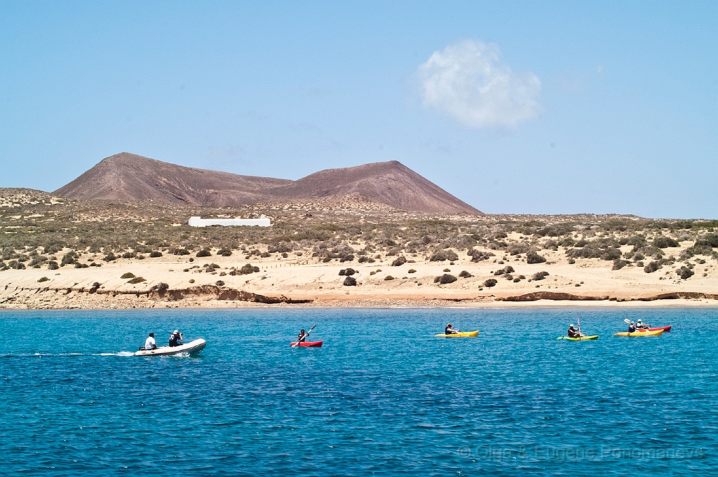 20110518_OLGA_1051.jpg - La Graciosa, hacen el final de la ruta en kayaks