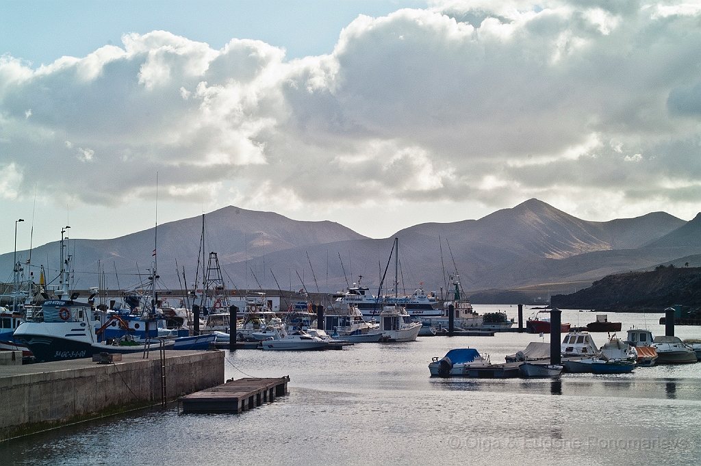 20110520_OLGA_1979.jpg - Puerto del Carmen. El barrio alrededor del Puerto Viejo
