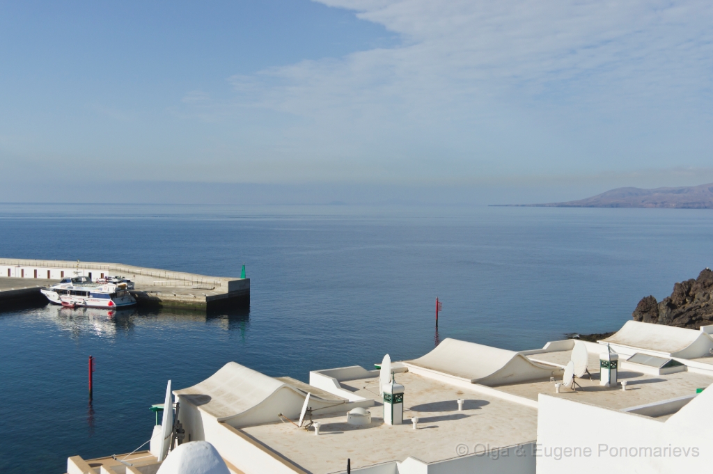 EUGENE20111002_DSC1519.jpg - Puerto del Carmen. La vista del habitación 401. Calima.